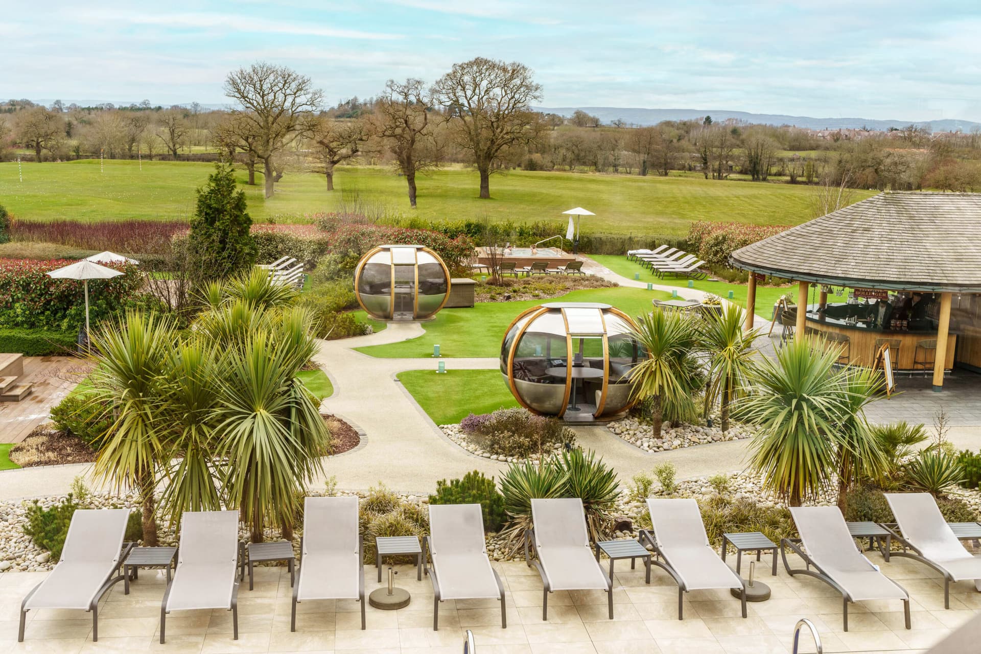 Outdoor leisure area, with bar, pool and sheltered pods