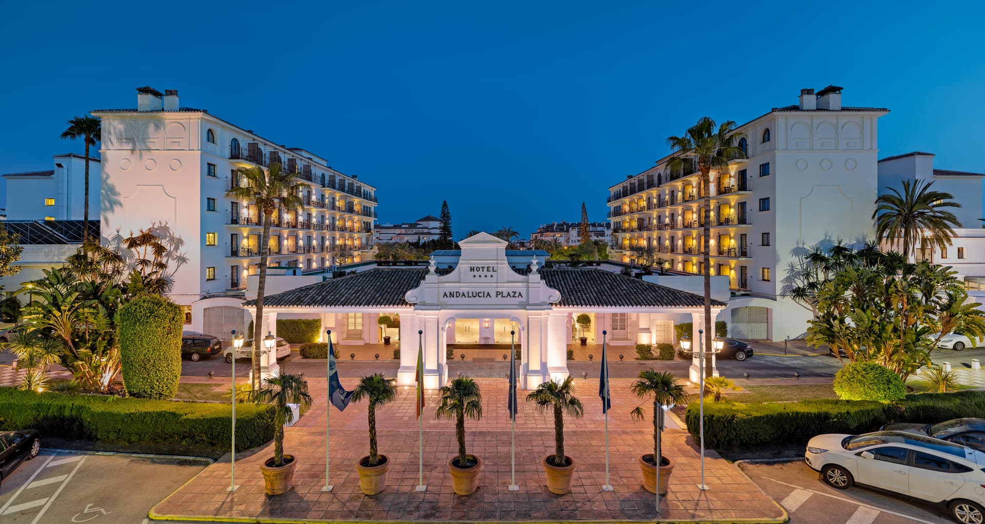 Panoramic view of the front entrance to H10 Andalucía Plaza