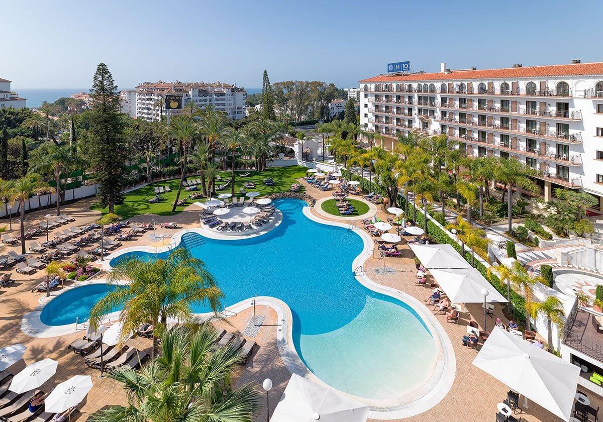 Overhead view of the outdoor swimming pool at H10 Andalucía Plaza
