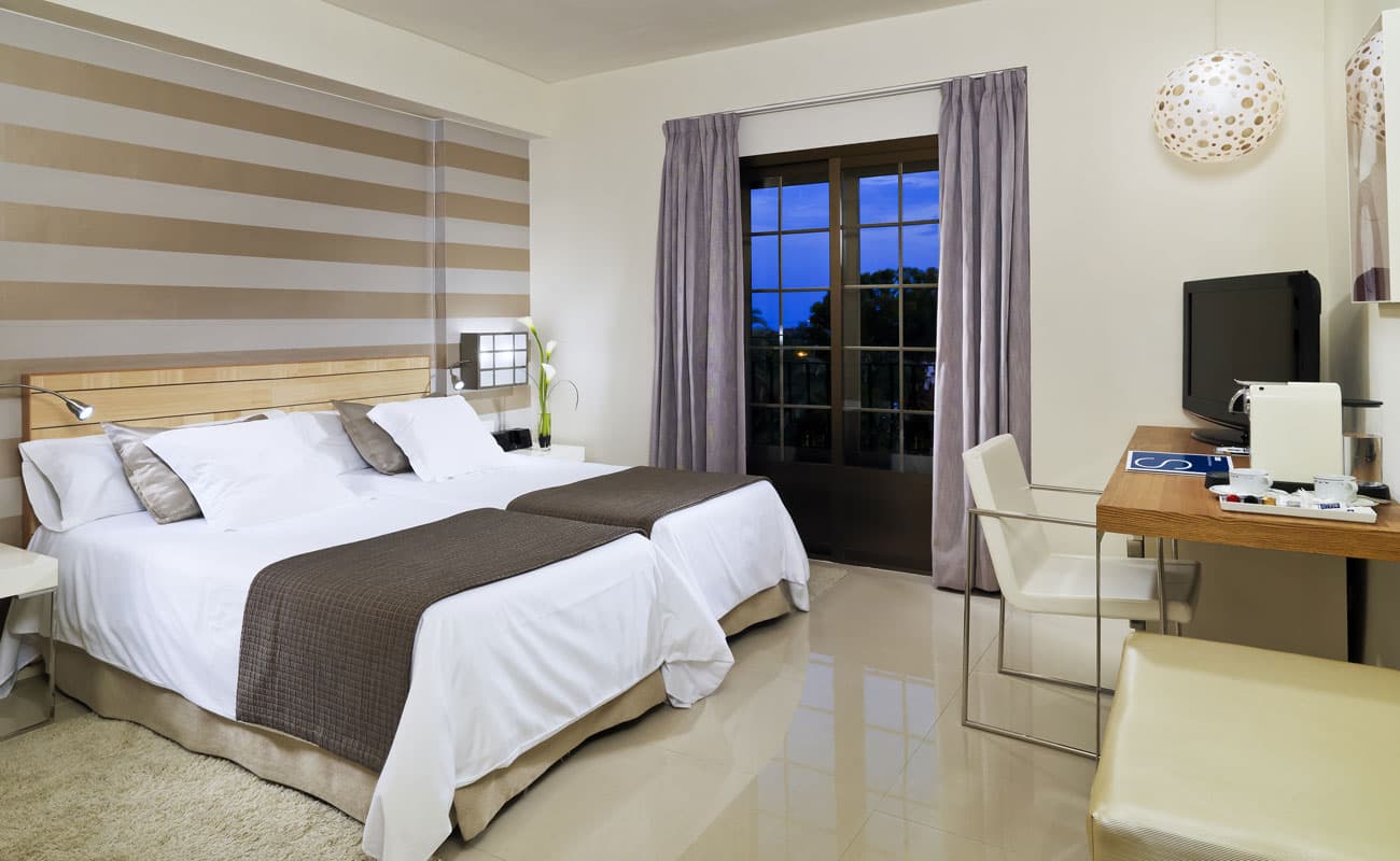 Twin bed suite at H10 Andalucía Plaza