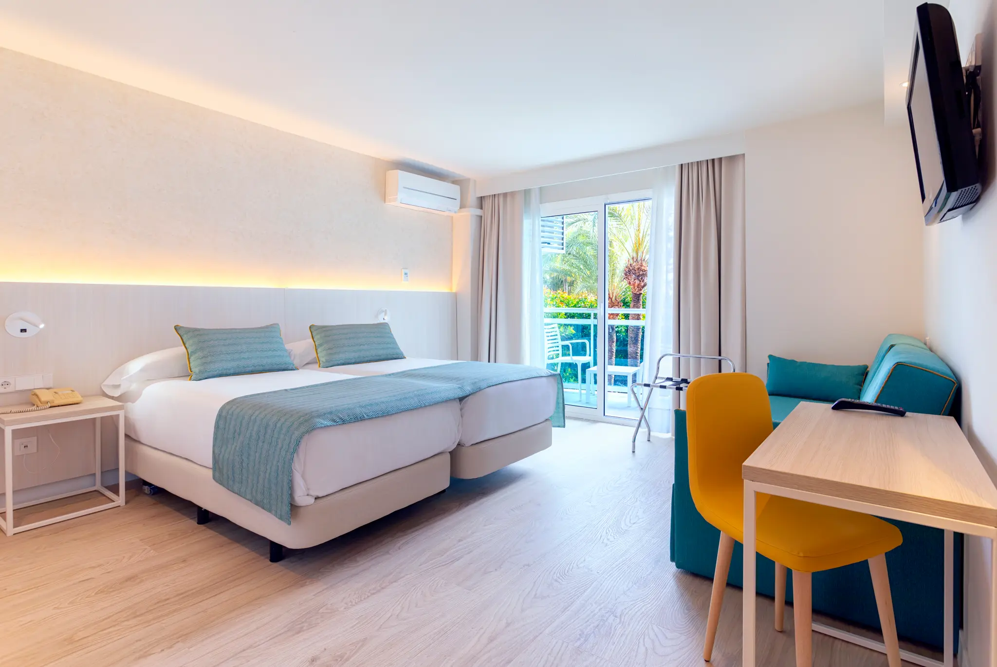 Double bed suite at the Hotel Palmasol