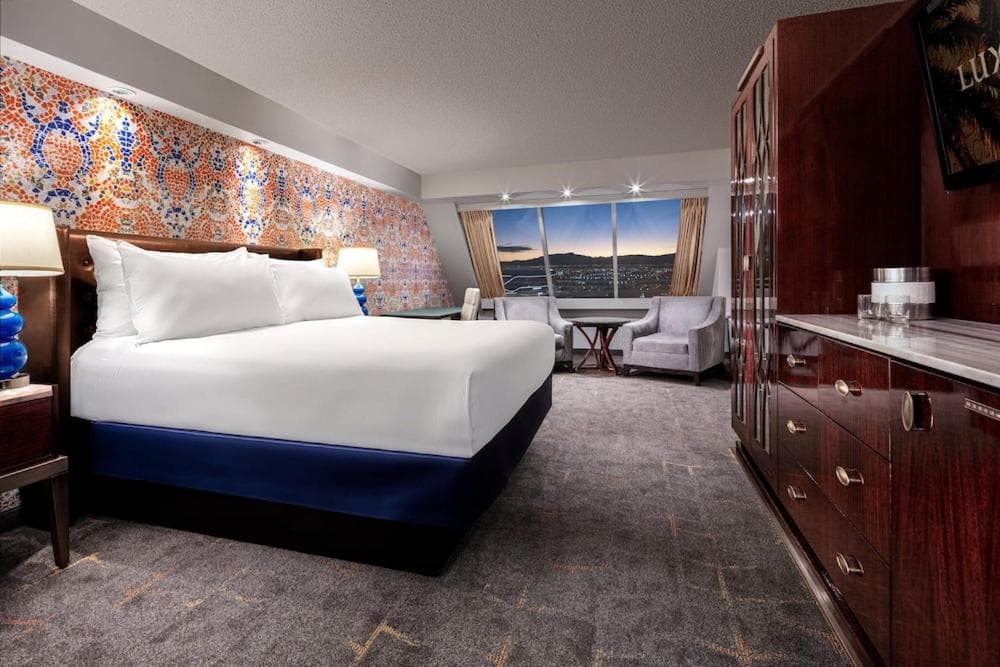 Double bed room with window views of the city at The Luxor Casino & Resort