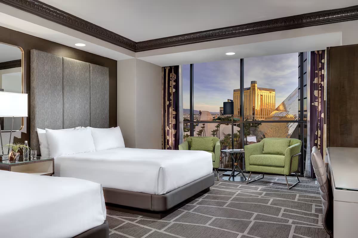 Twin bed room at The Luxor Casino & Resort with window views