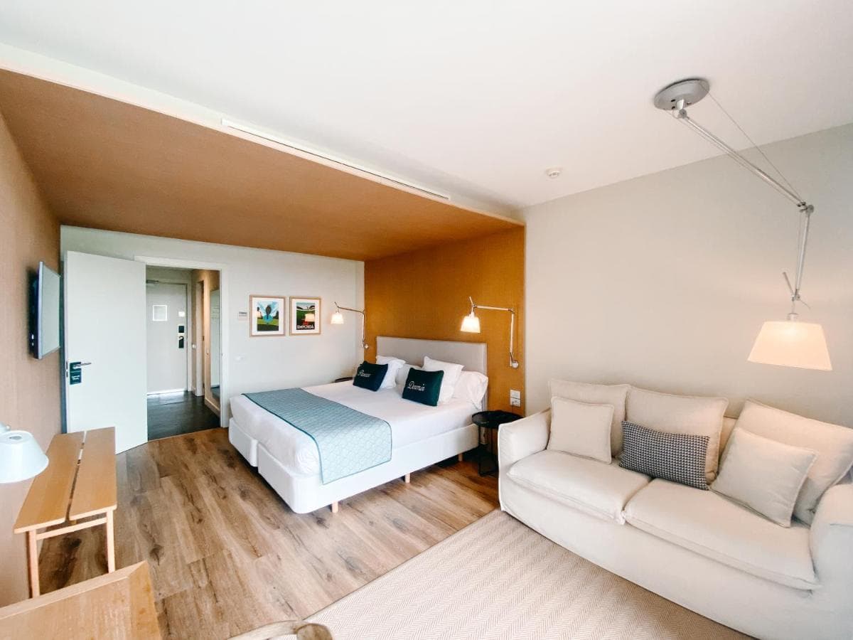 Spacious double bed suite at Hotel Emporda Golf