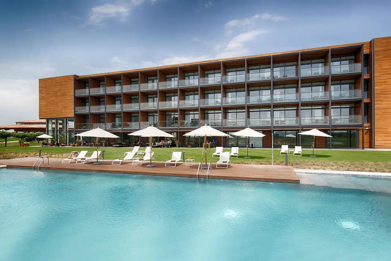 Panoramic view of the Hotel Emporda Golf building overlooking the outdoor pool