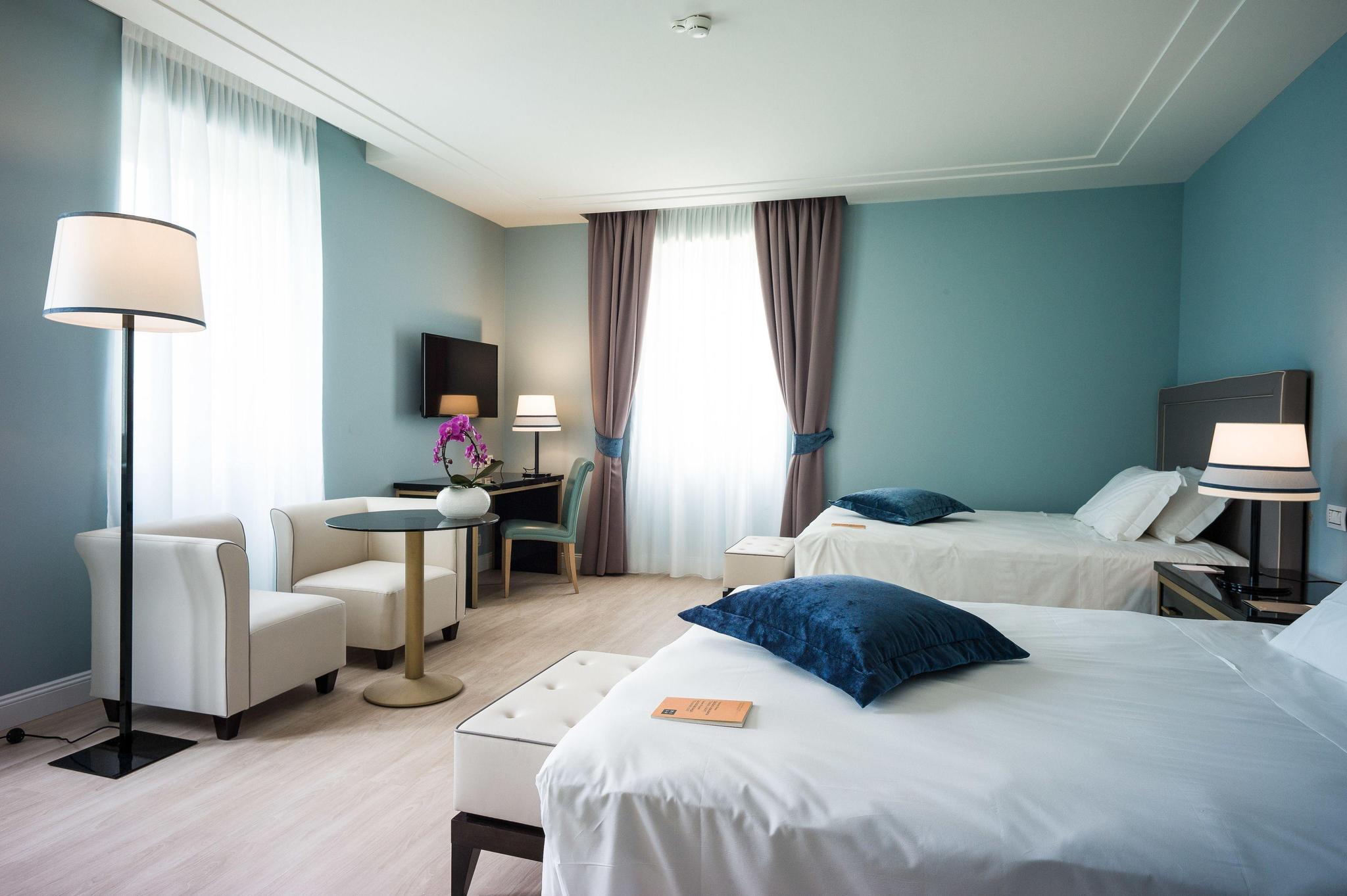Twin bed suite at Turin Palace Hotel