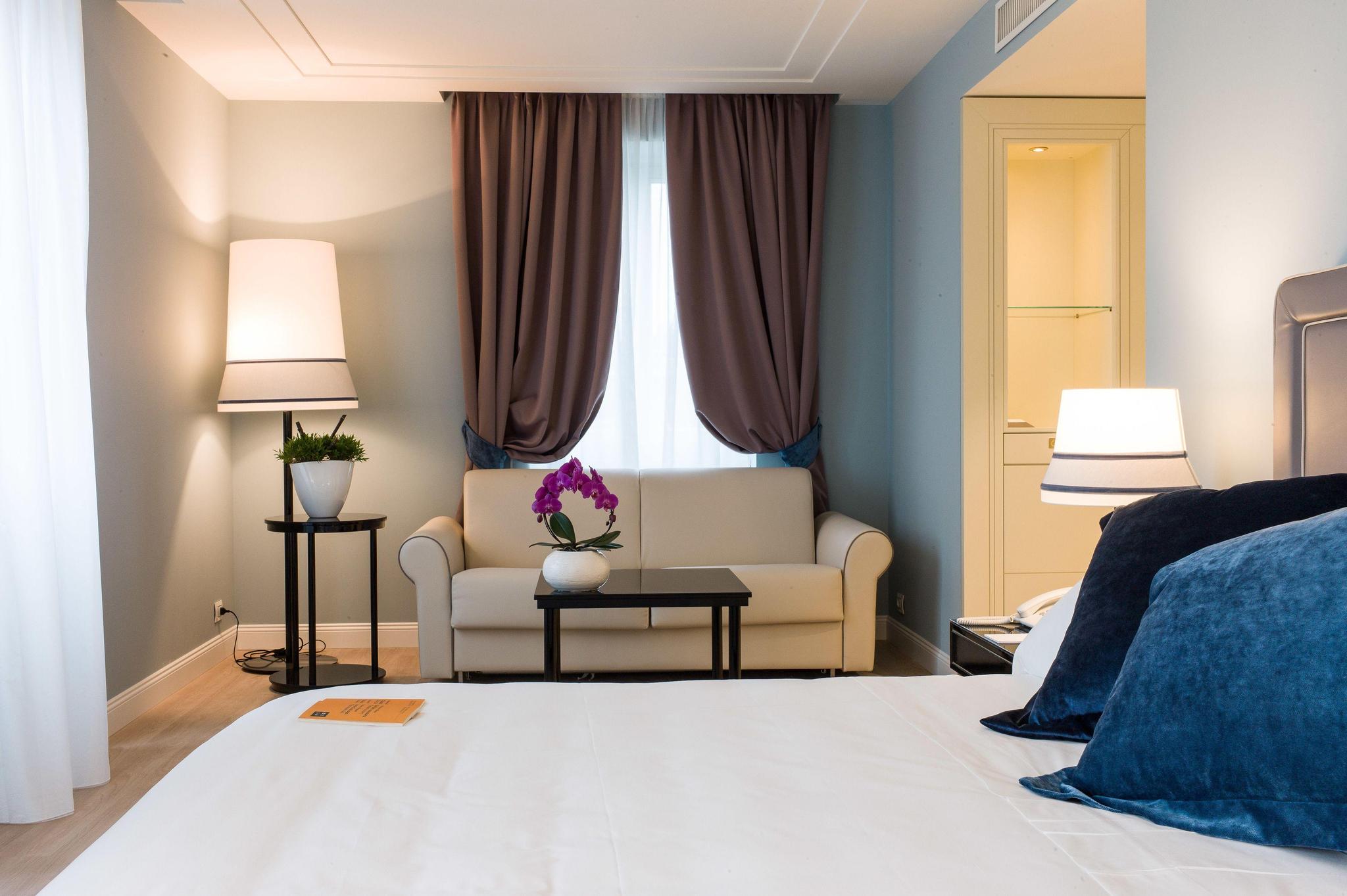 Double bed suite at Turin Palace Hotel