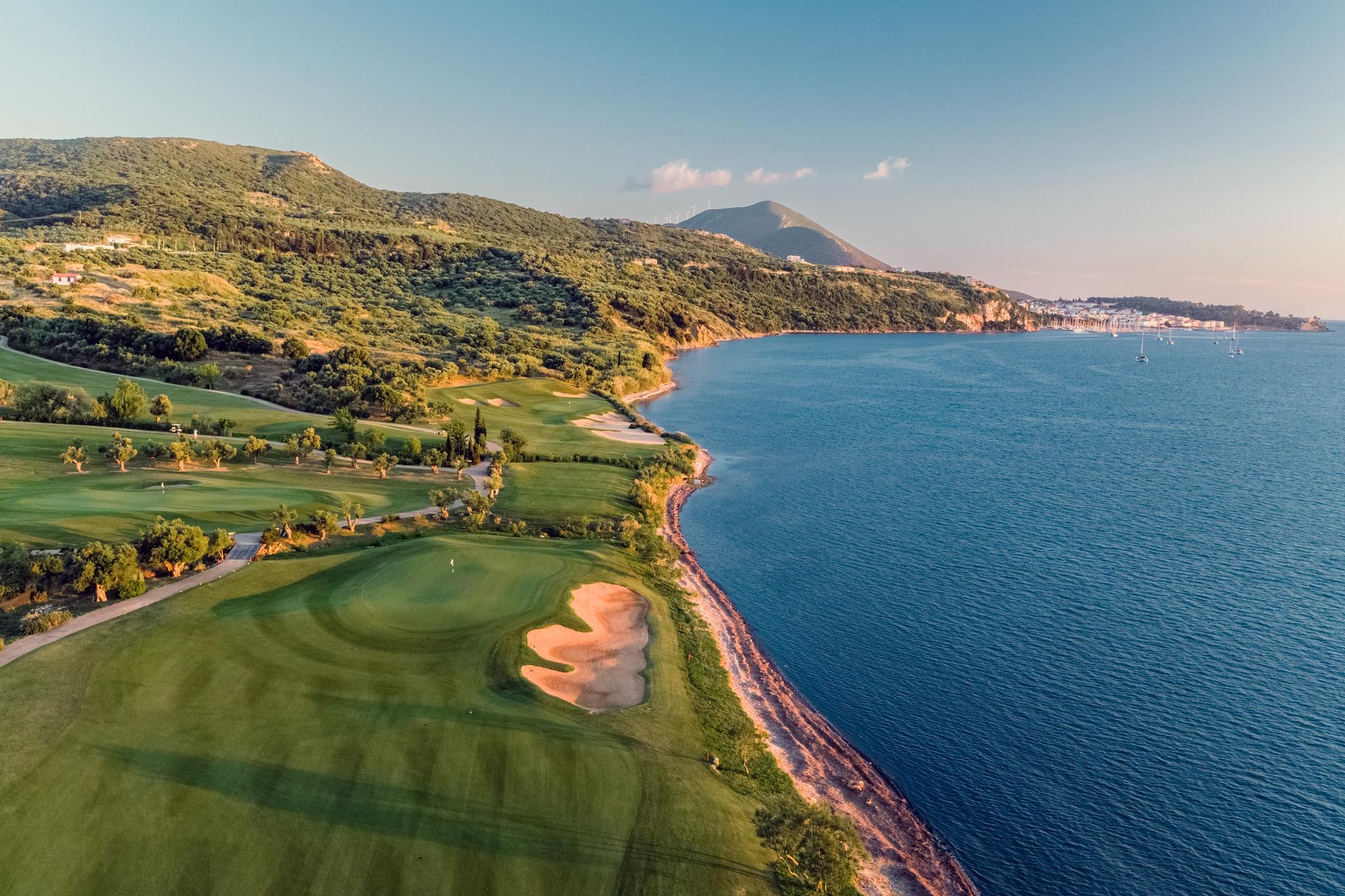 A well maintained coastal fairway leading to a smooth green