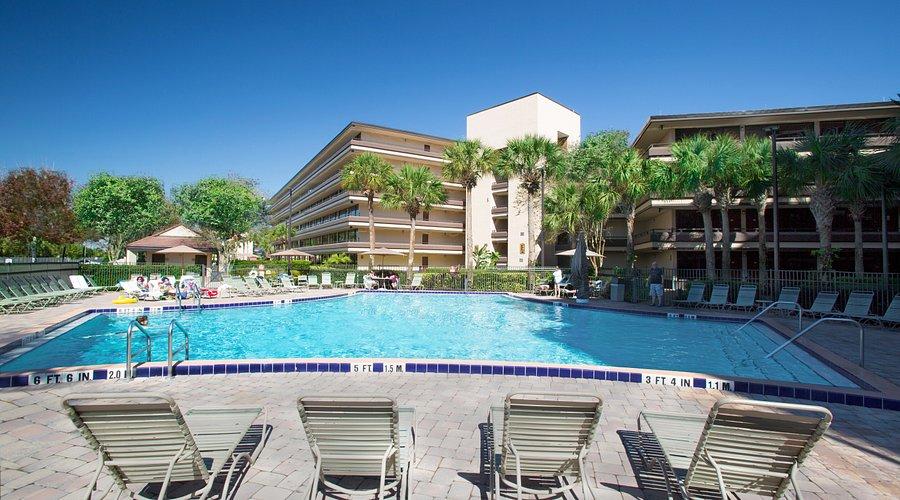 Outdoor swimming pool at the Rosen Inn at Pointe Orlando