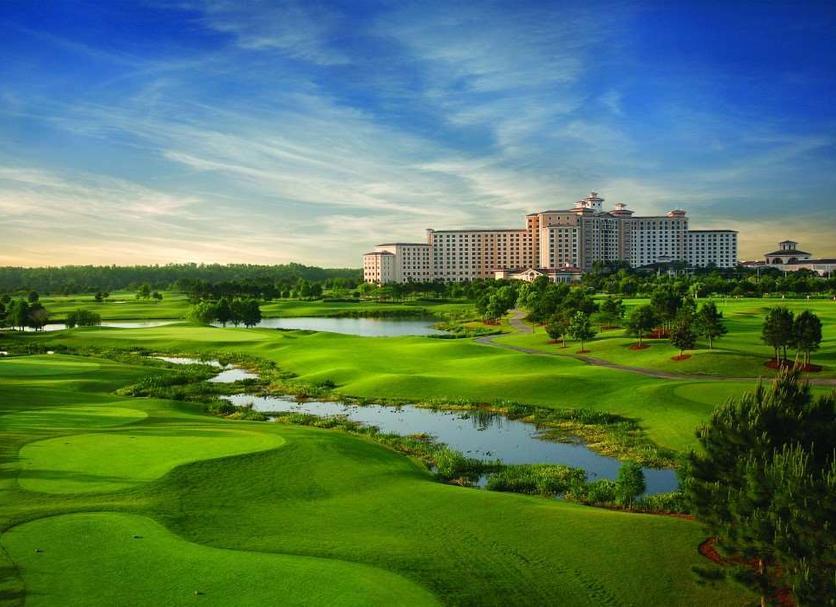 Overhead view of a well maintained fairway next to a water hazard