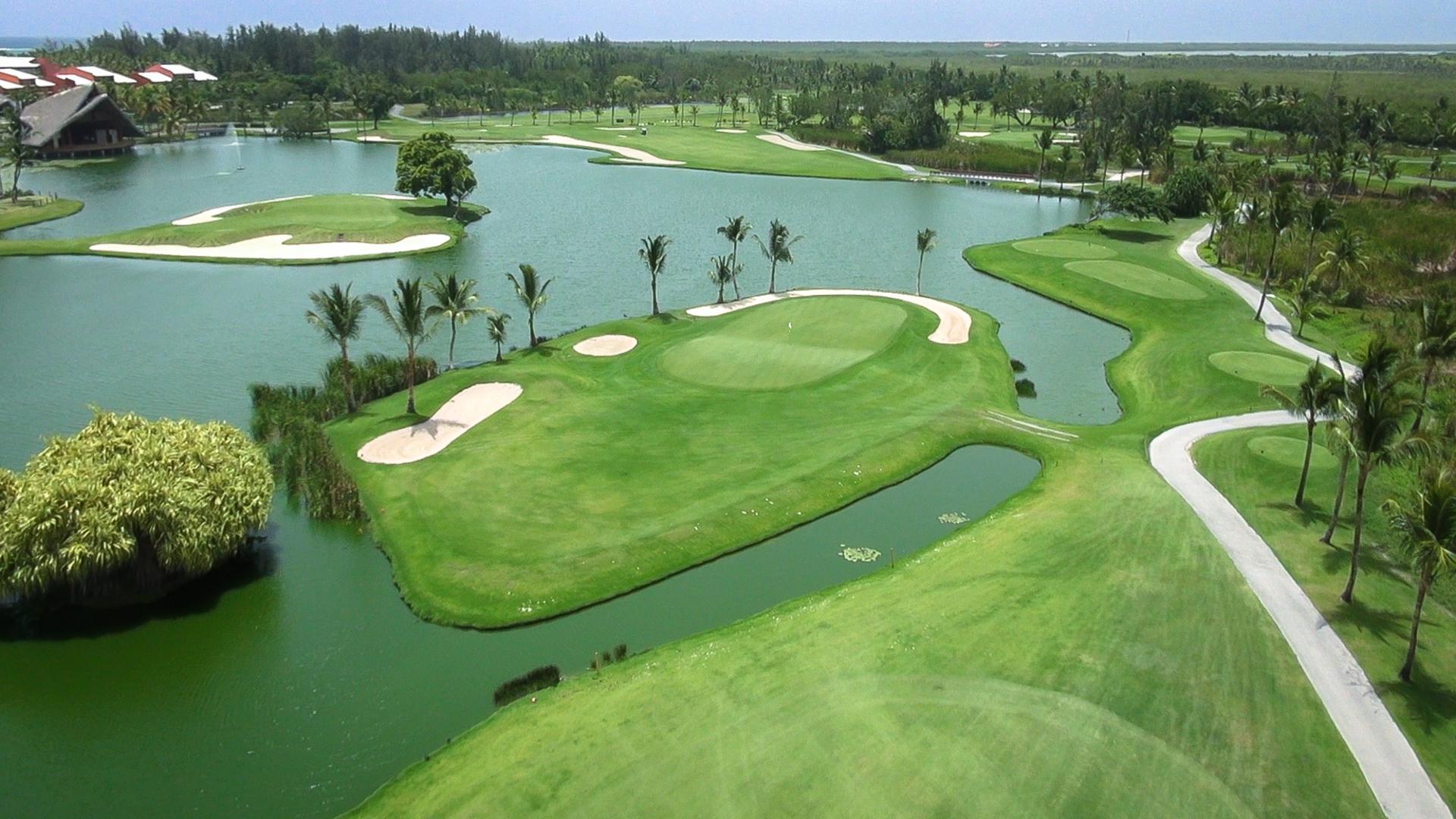 Overhead view of an island green with sand bunkers