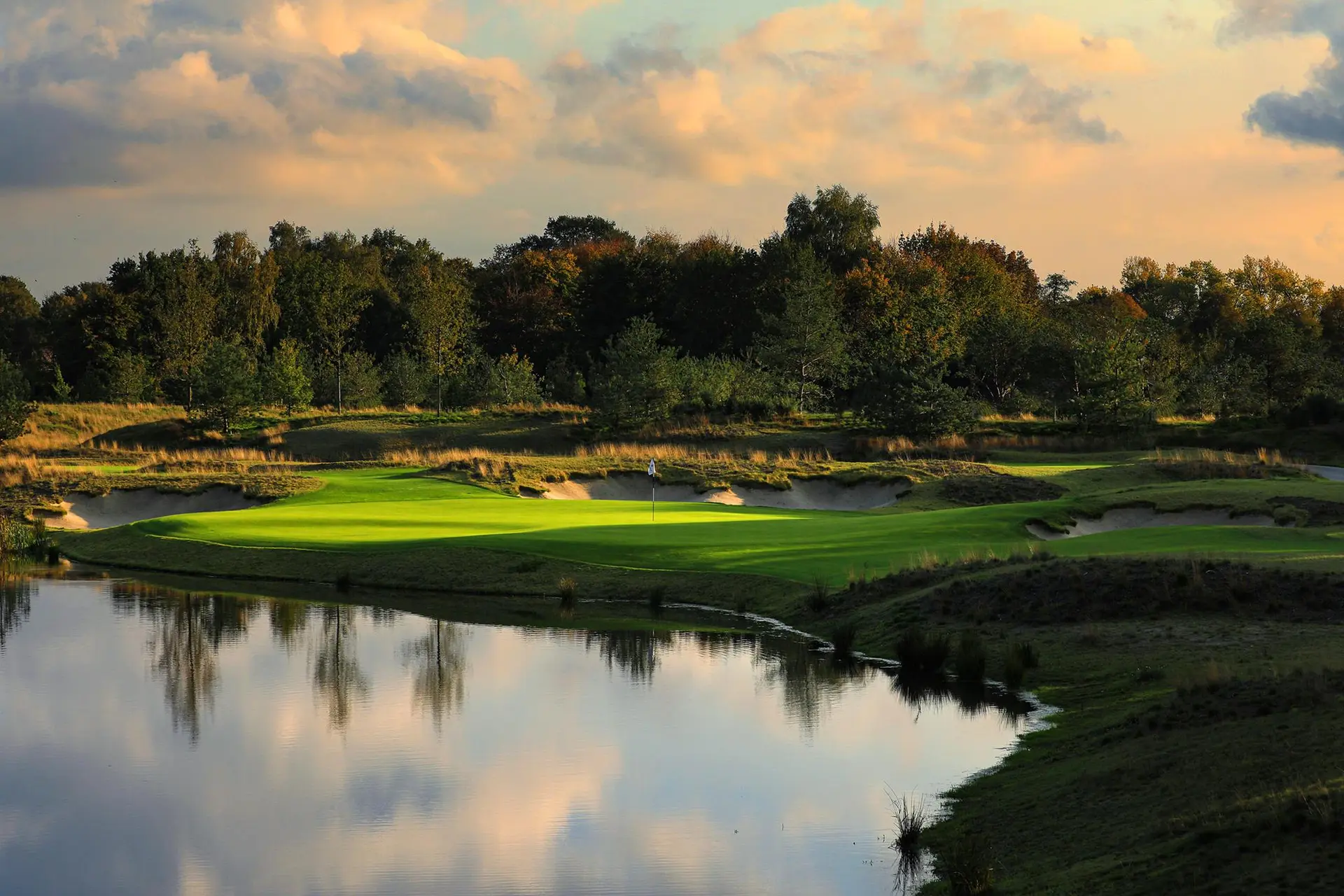 A well maintained fairway next to a water hazard