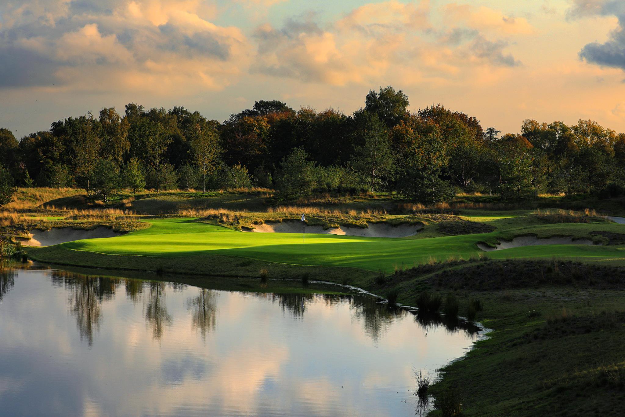 A well maintained fairway next to a water hazard