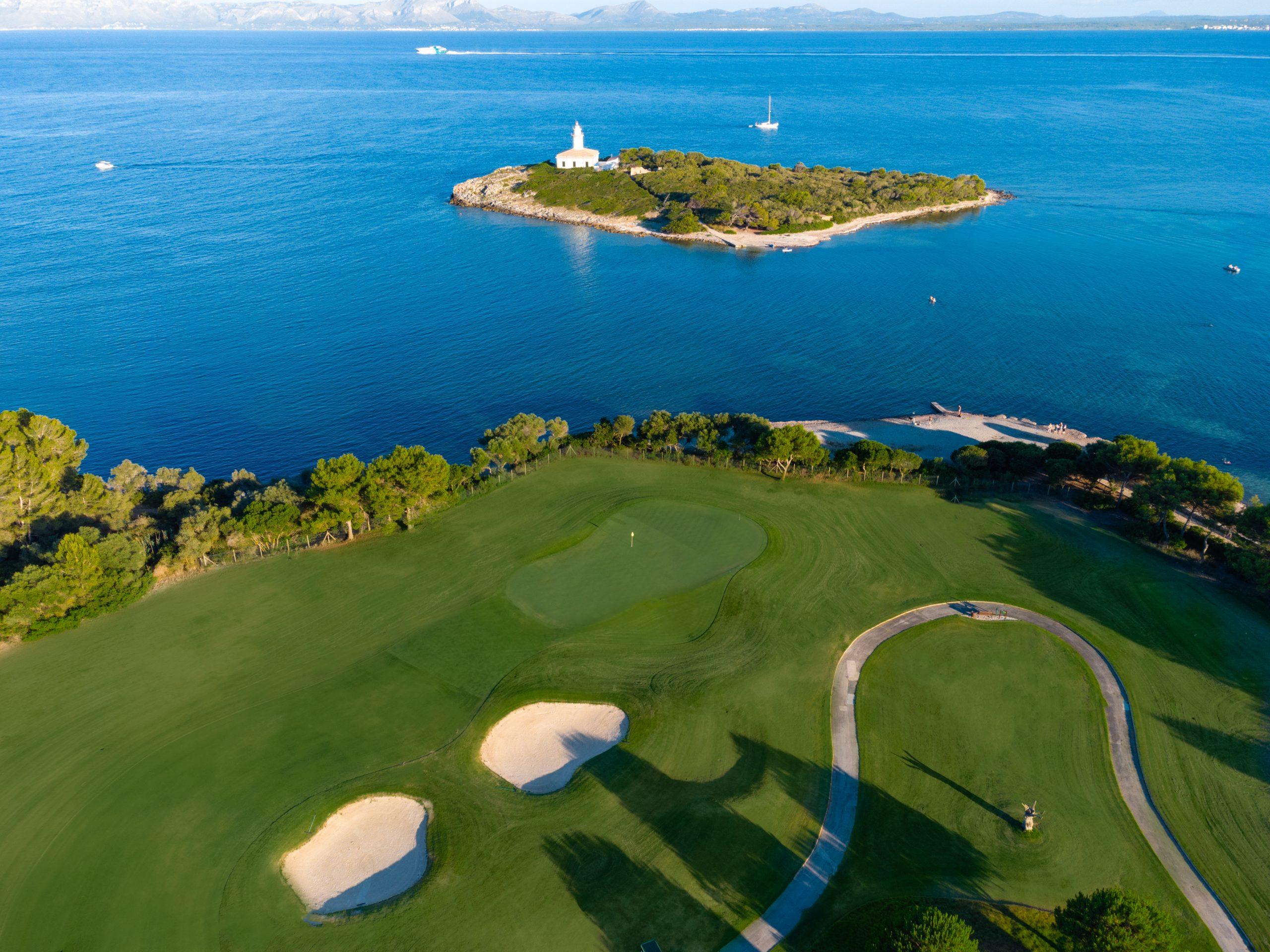 Overhead view of a coastal green surrounded by sand bunkers