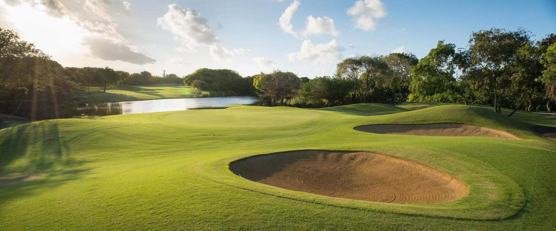 A well maintained fairway nestled with sand bunkers at Constance Belle Mare Plage
