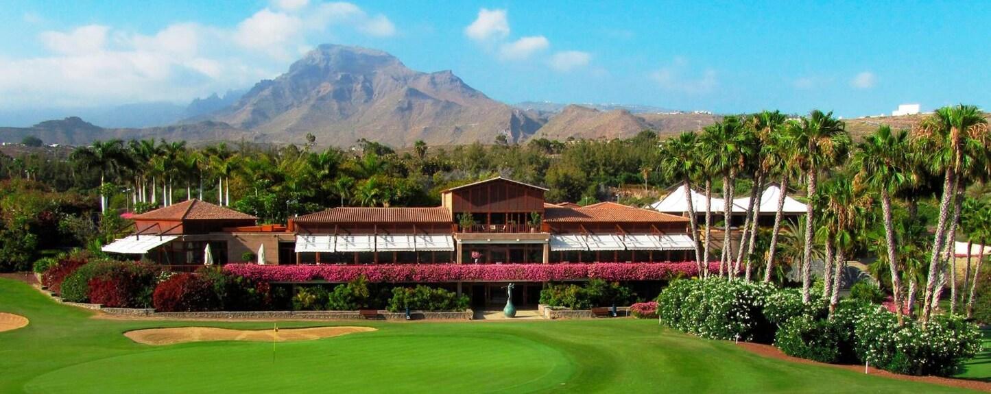 Golf Las Americas clubhouse with the mountain behind