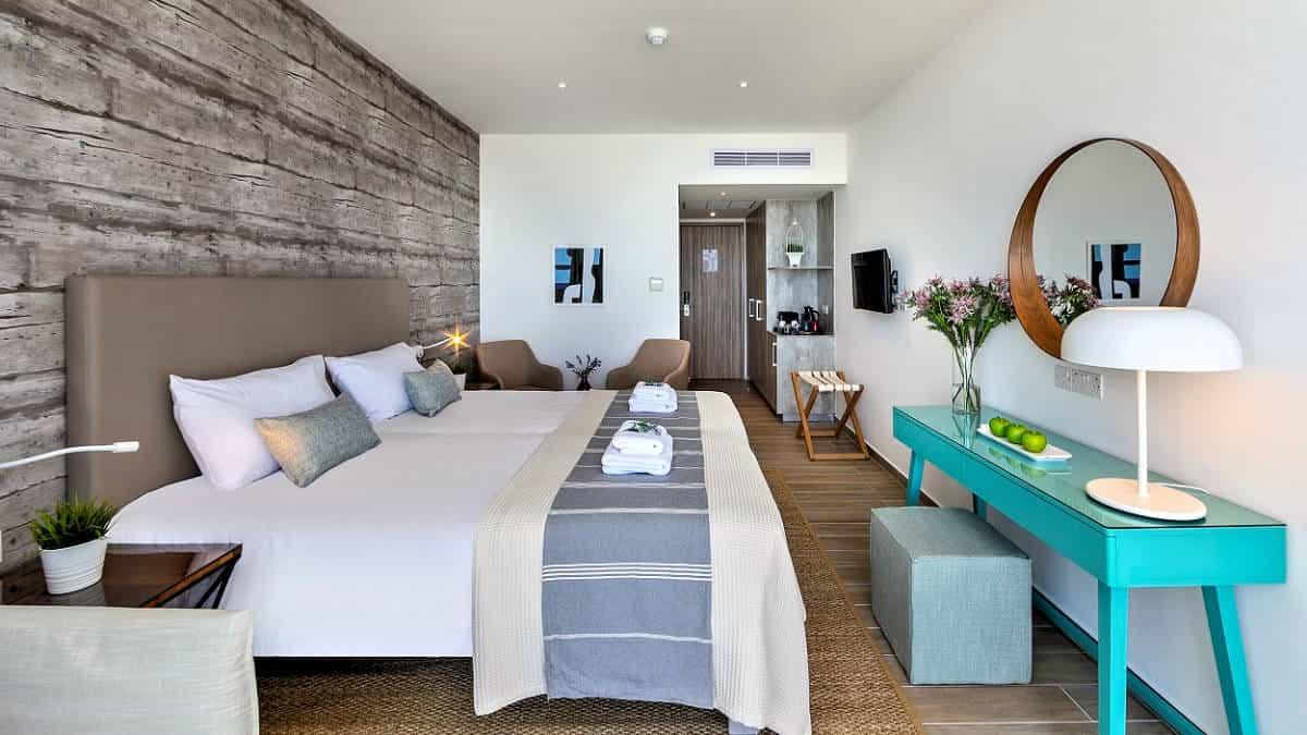 Double bed suite at the Leonardo Plaza