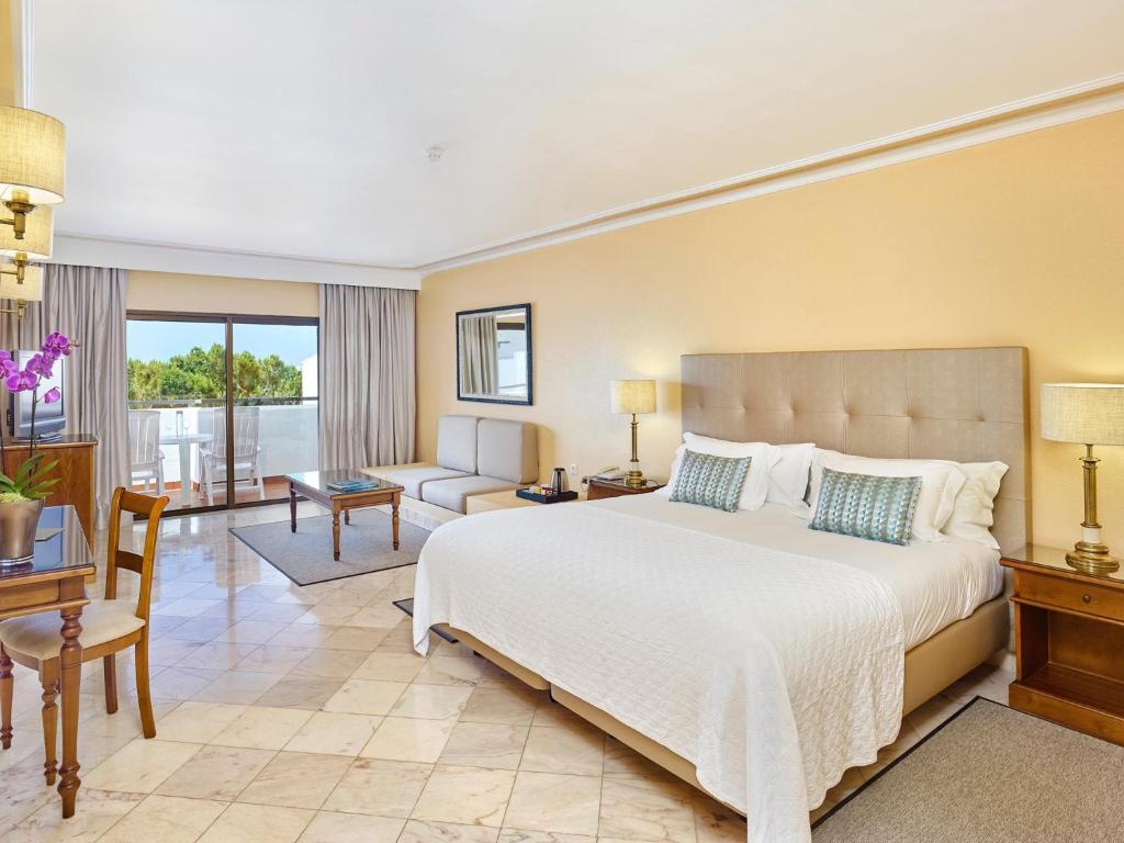 Double bed suite at the Ria Park Garden Hotel