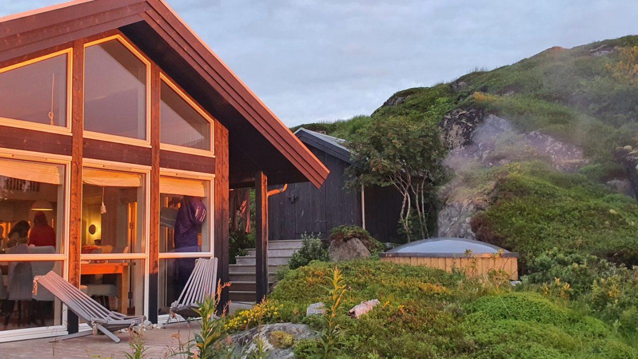Exterior view of a lodge at Lofoten Links