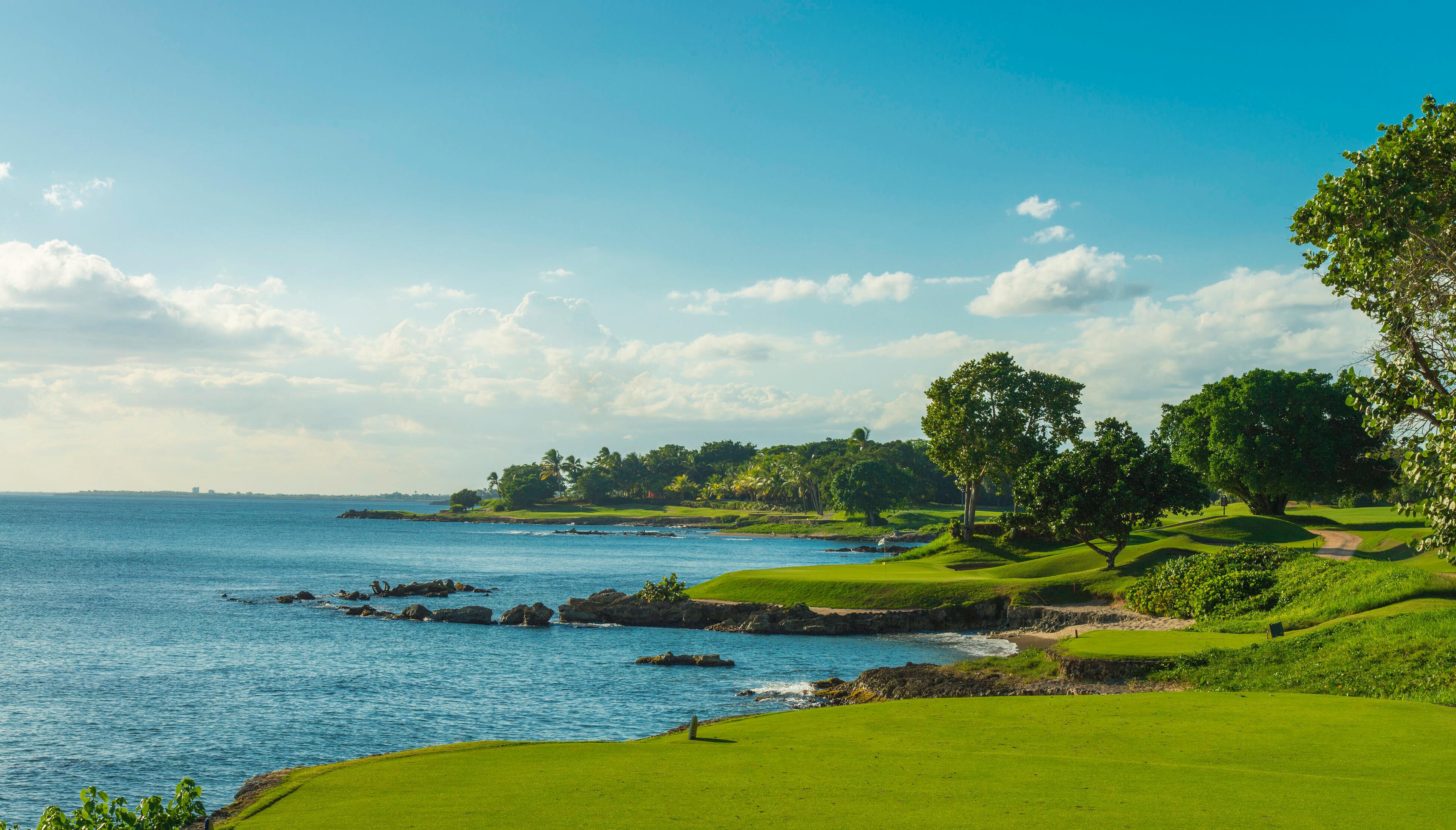 A well maintained fairway next to a water hazard