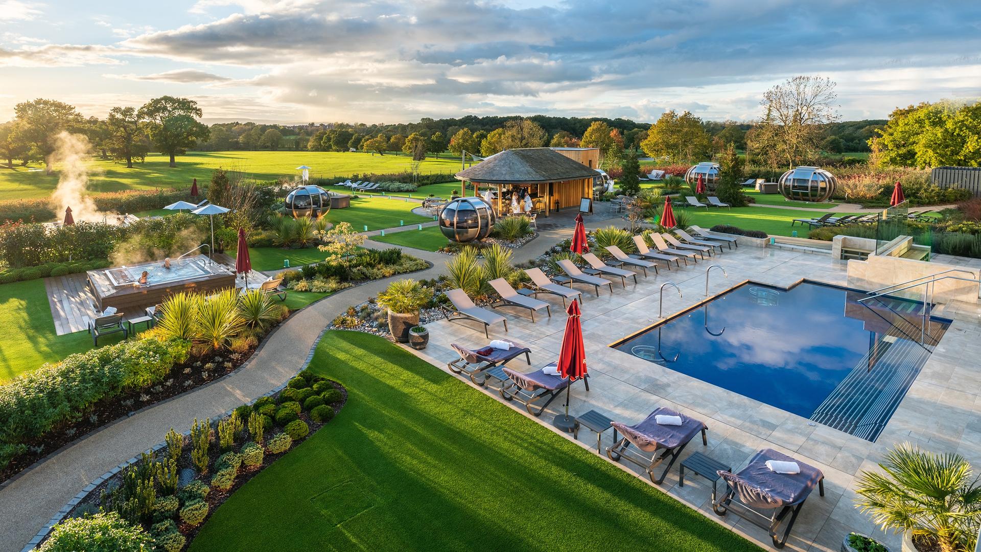 Outdoor leisure area with swimming pool, hot tub and bar