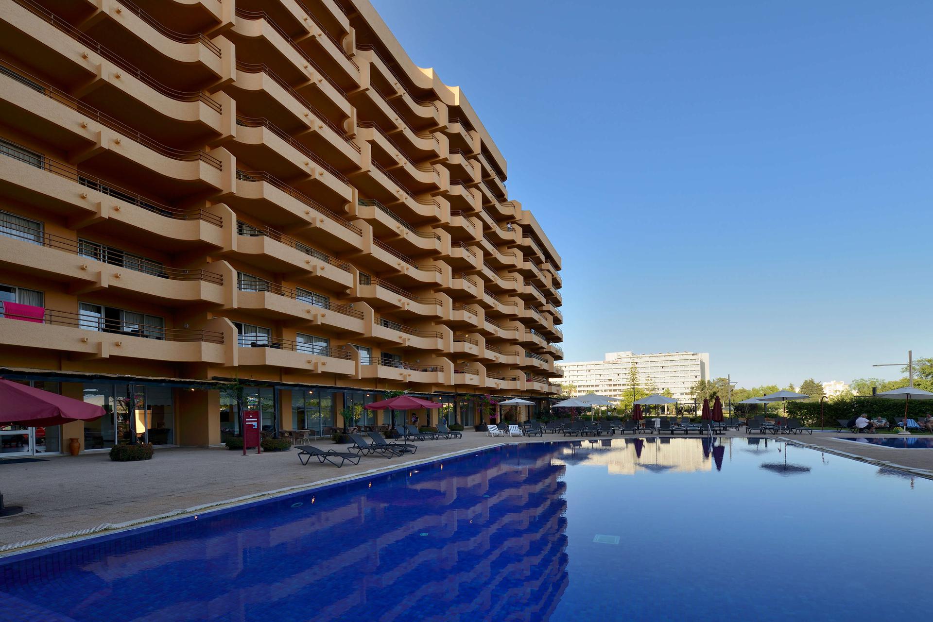 Panoramic view of the Dom Pedro Portobelo overlooking the outdoor swimming pool