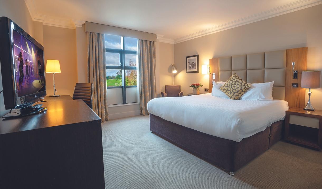 Double bed suite at Five Lakes Resort