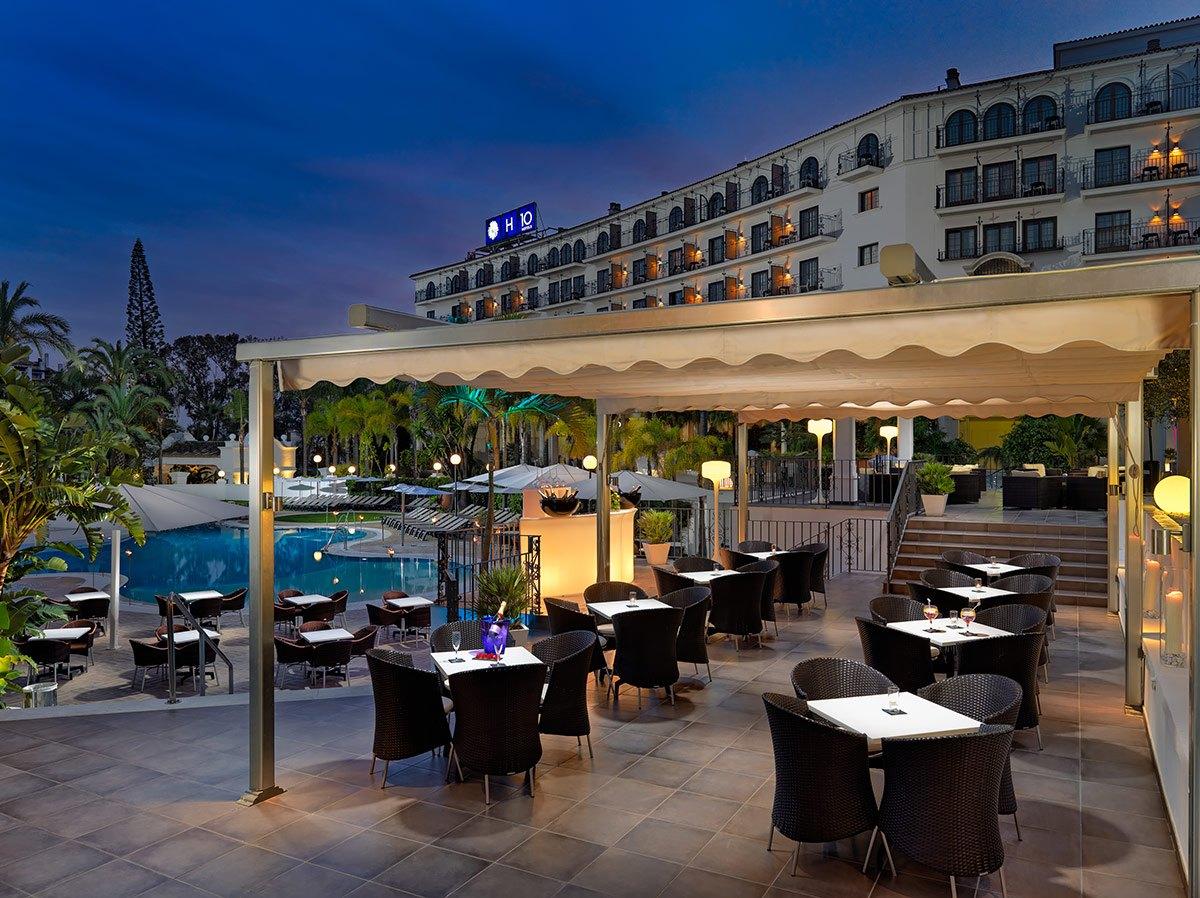 Poolside dining at the H10 Andalucía Plaza