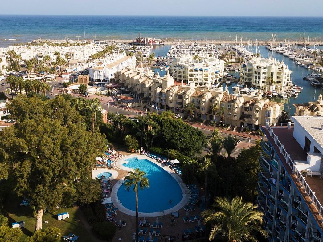 Overhead view of the coast and outdoor swimming pool at Hotel Palmasol