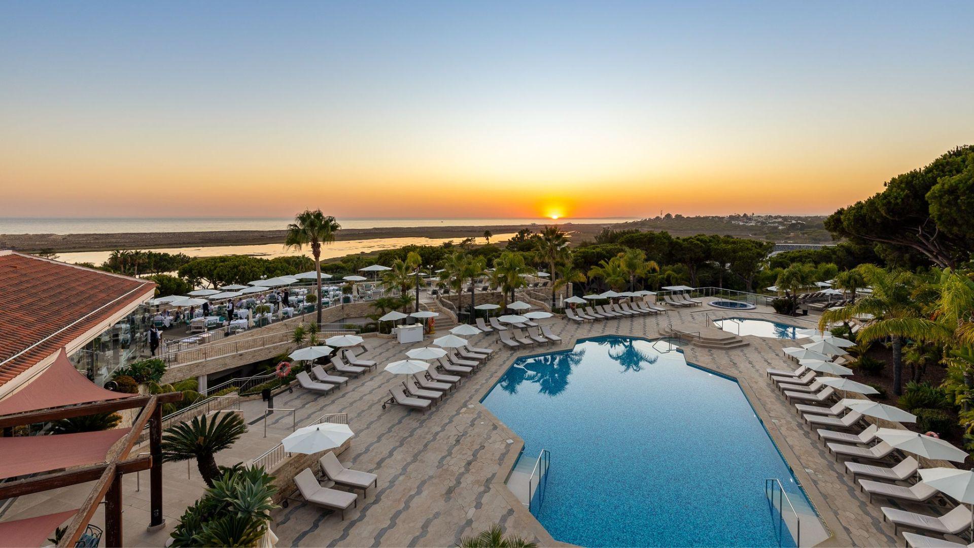 Overhead view of the outdoor swimming pool at Hotel Quinta do Lago