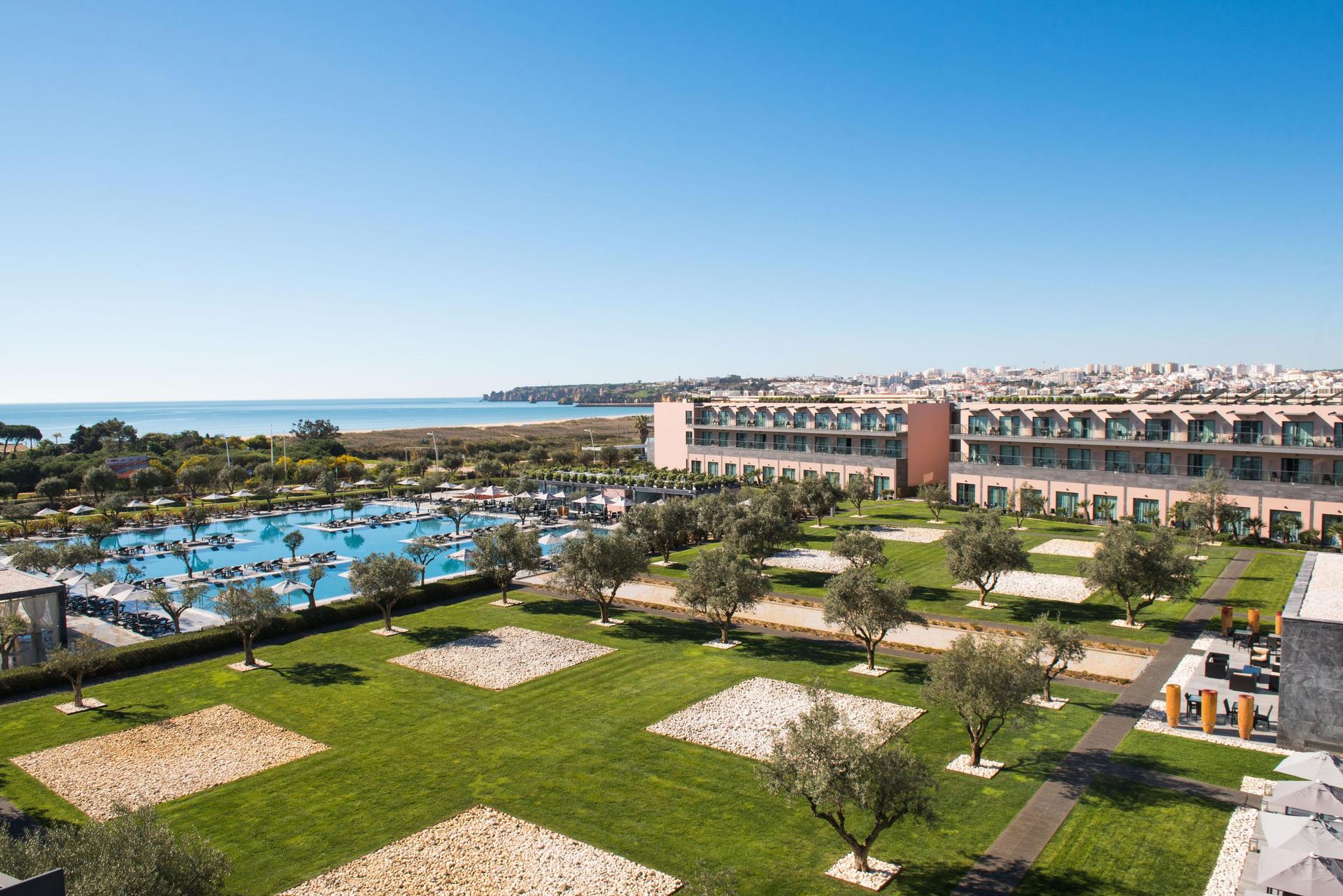 Overhead view of the outdoor swimming pool at Hotel Vila Gale Lagos