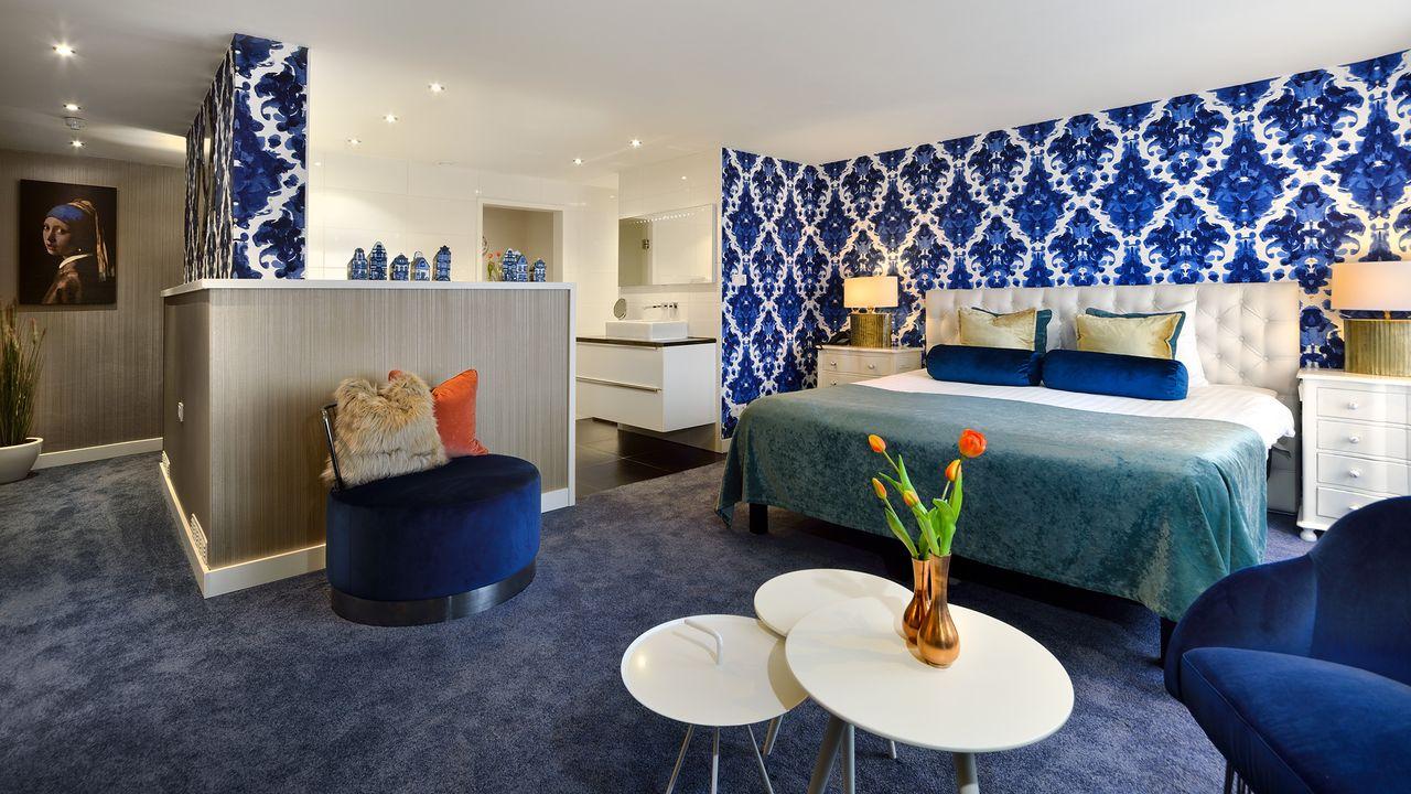 Spacious double bed suite at the Hotel Vught s Hertogenbosch following a blue design