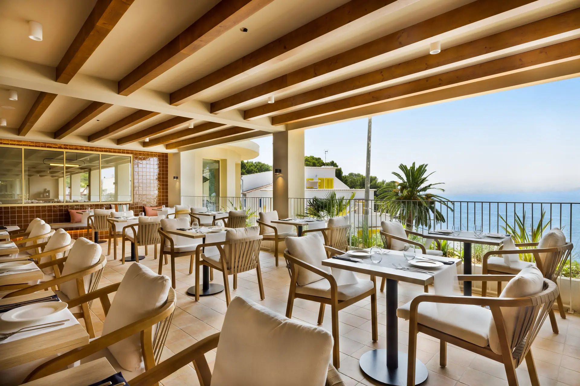 Outdoor dining area at Inmood Aucanada Hotel