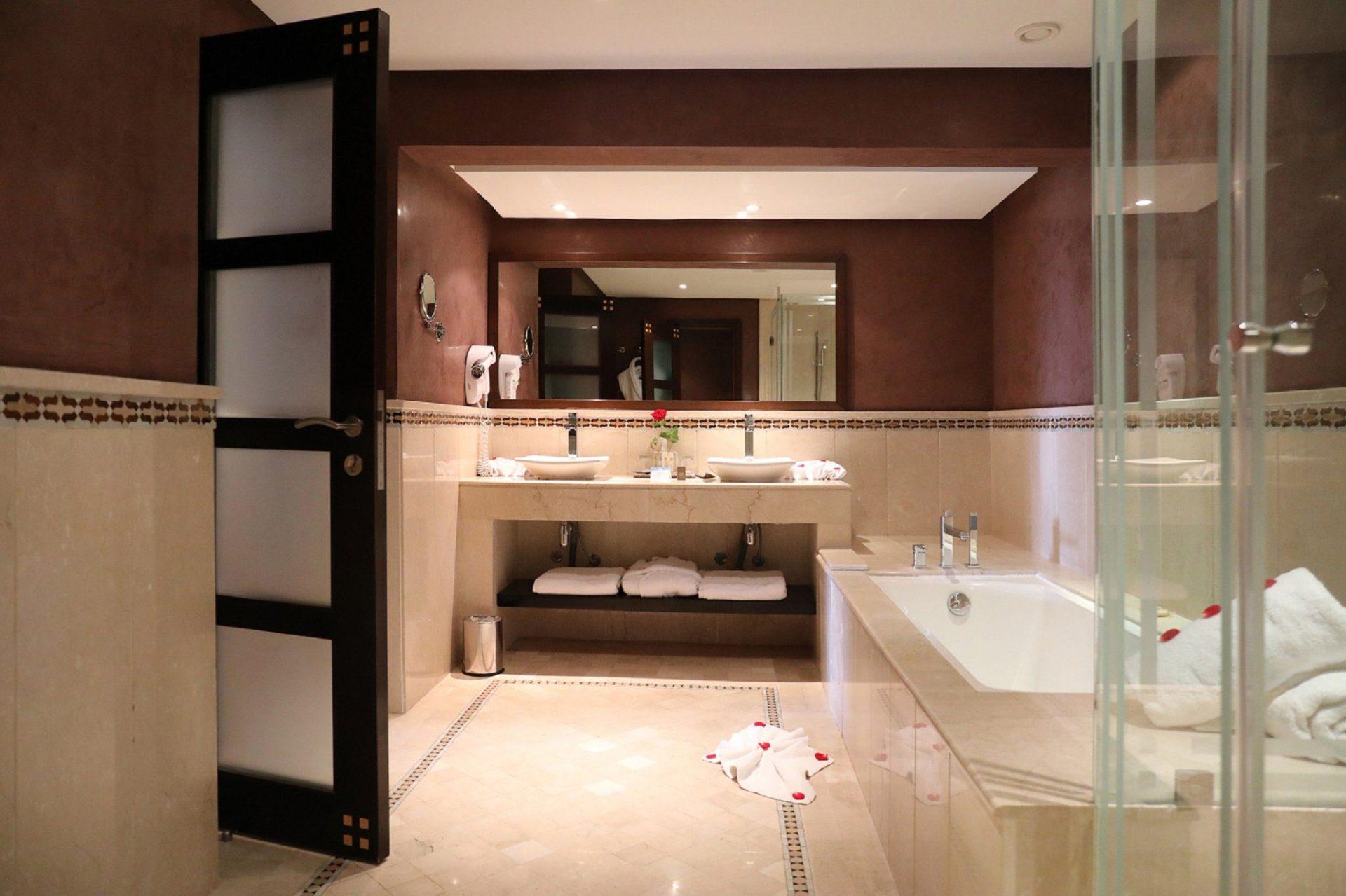 Bathroom as part of a suite at Kenzi Menara Palace & Resort