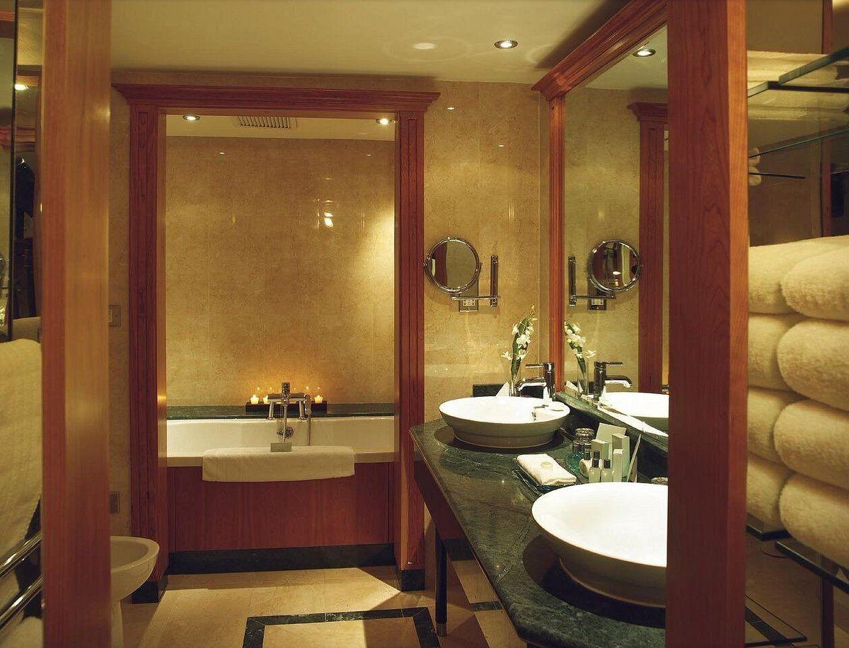 Bathroom as part of a suite at Killarney Towers Hotel