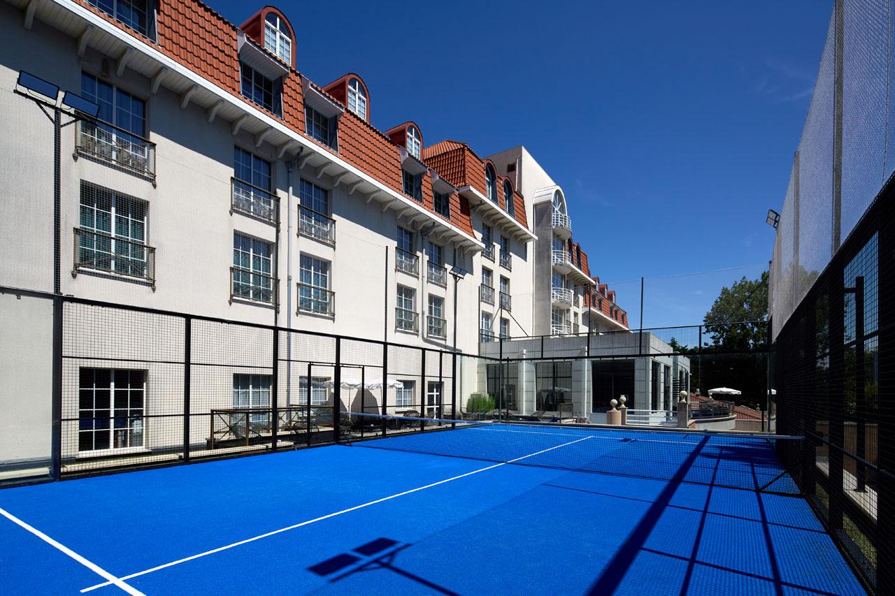 Outdoor tennis court at the Le Grand Hotel Le Touquet