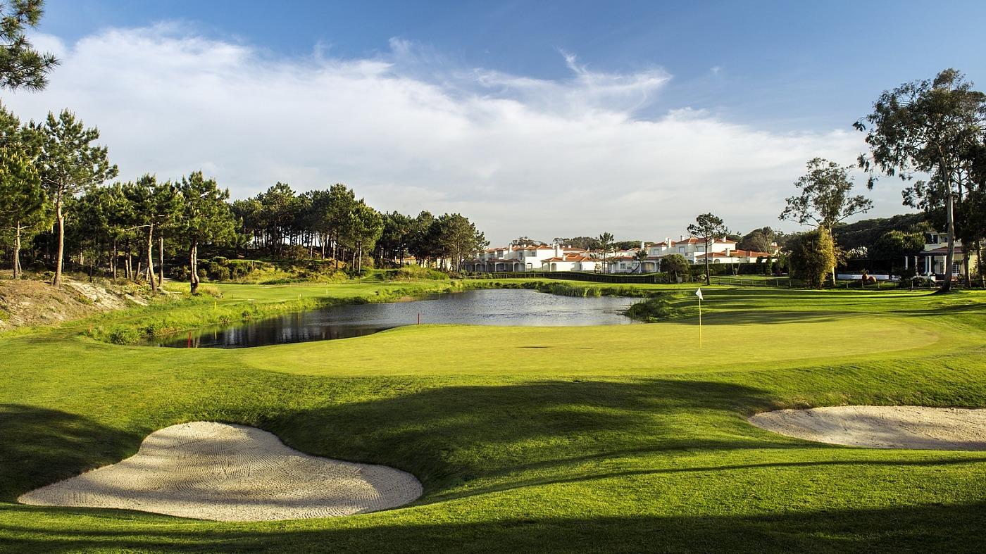 A smooth green next to a water hazard