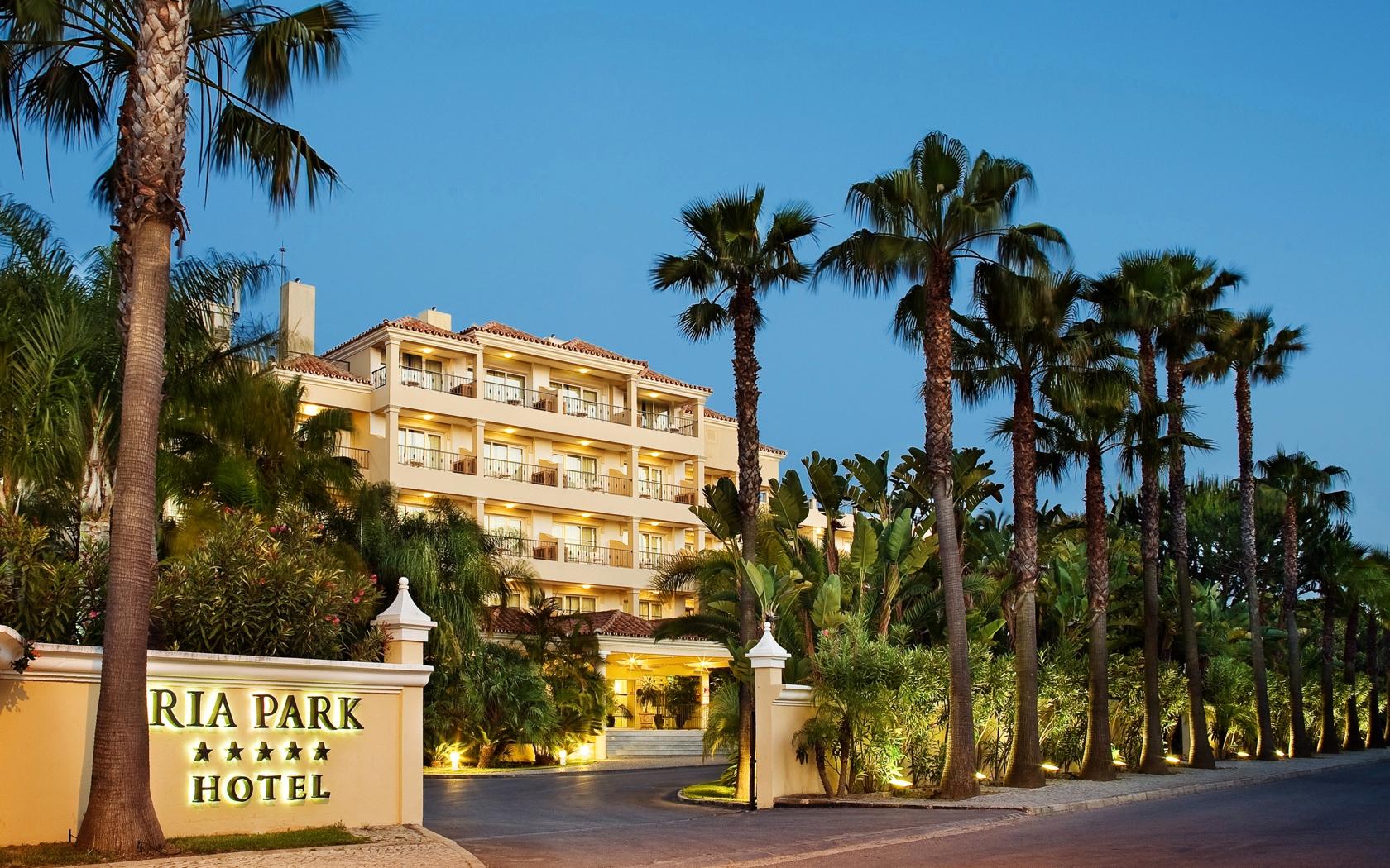 Panoramic view of the Ria Park Garden Hotel building