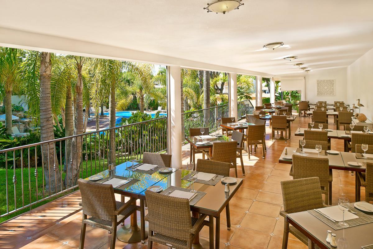 Outdoor dining area at Ria Park Garden Hotel