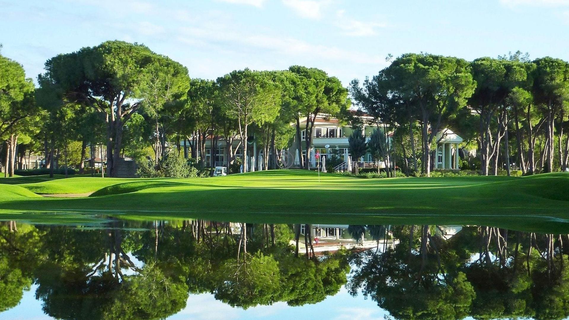 A well maintained fairway next to a water hazard at Robinson Nobilis