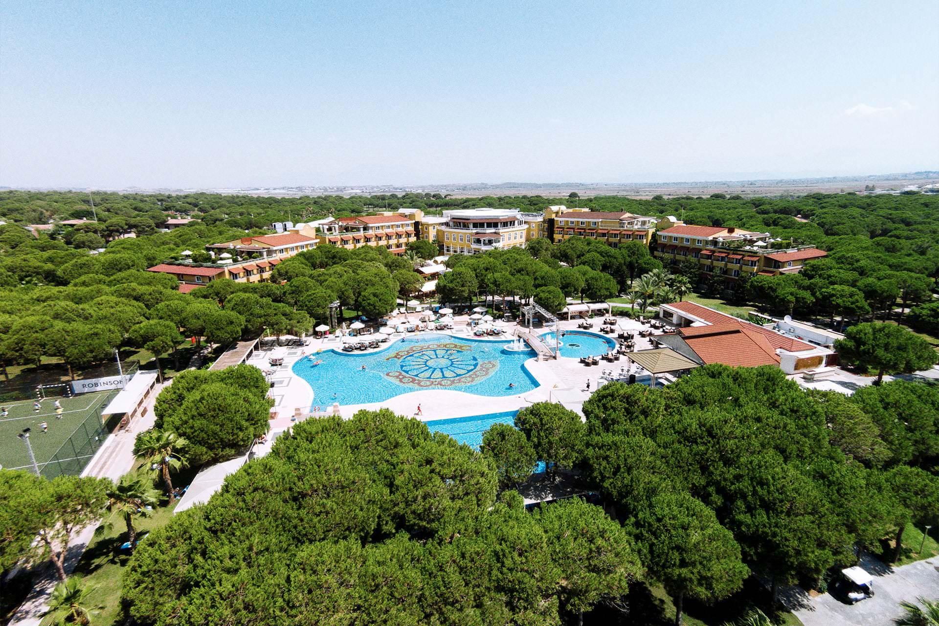 Overhead view of the outdoor swimming pool at Robinson Nobilis