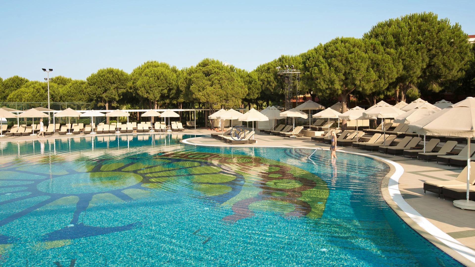 Outdoor swimming pool at Robinson Nobilis