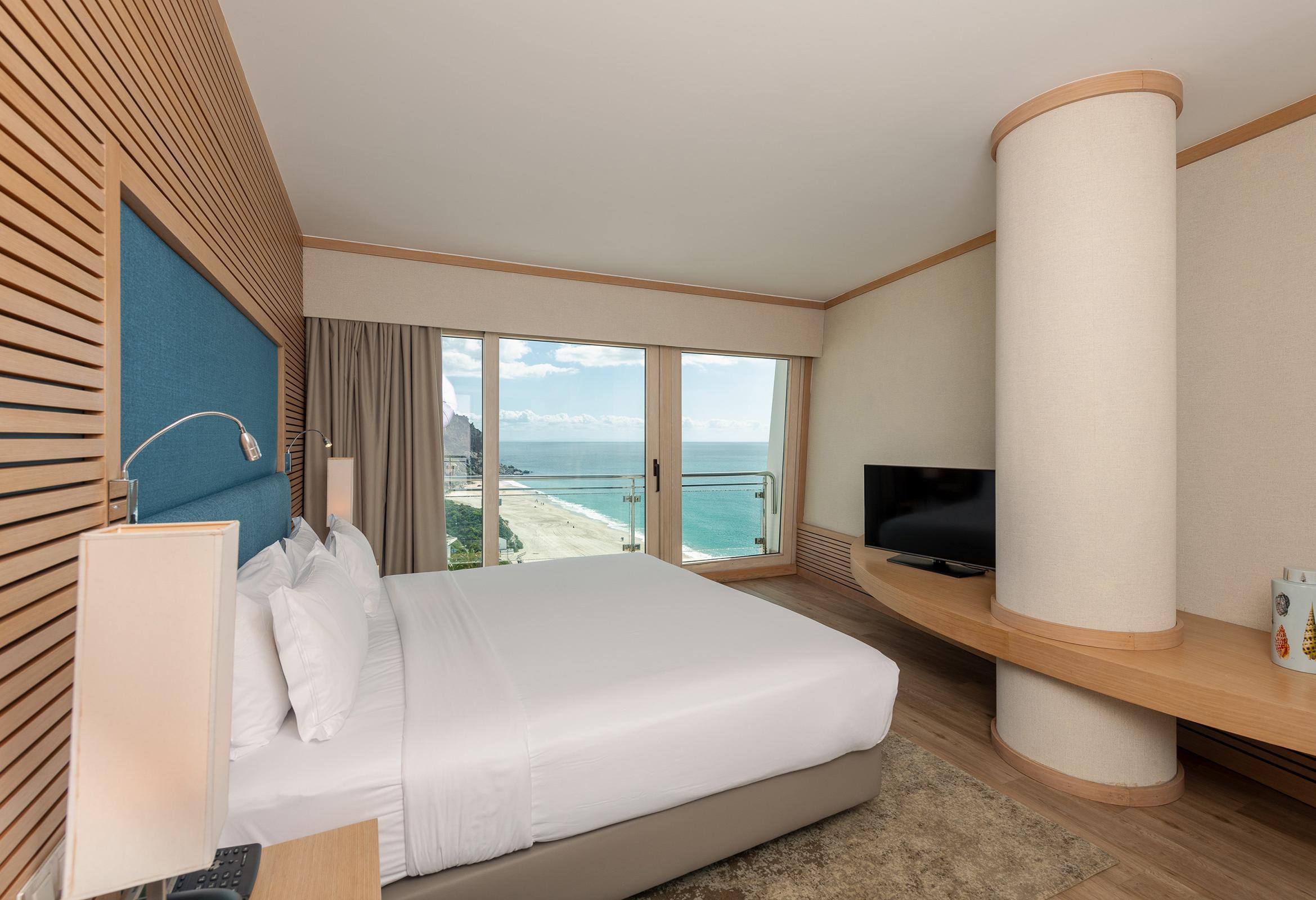Double bed room with ocean views at Sesimbra Oceanfront