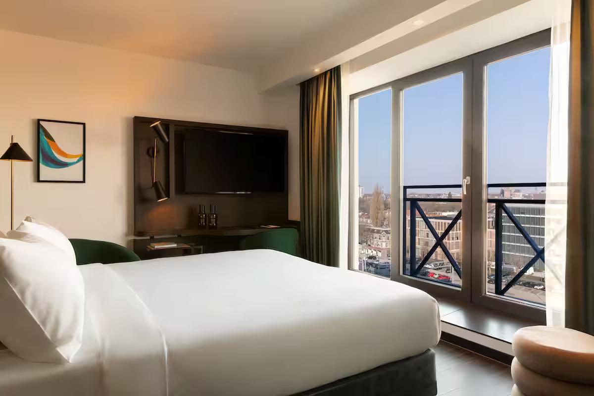 Double bed room with views of the city