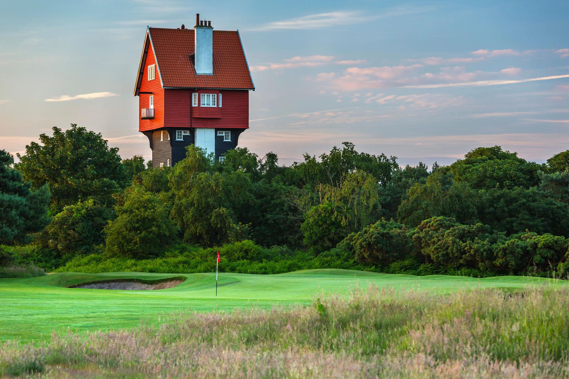 Panoramic view of a smooth green with a red flagstick