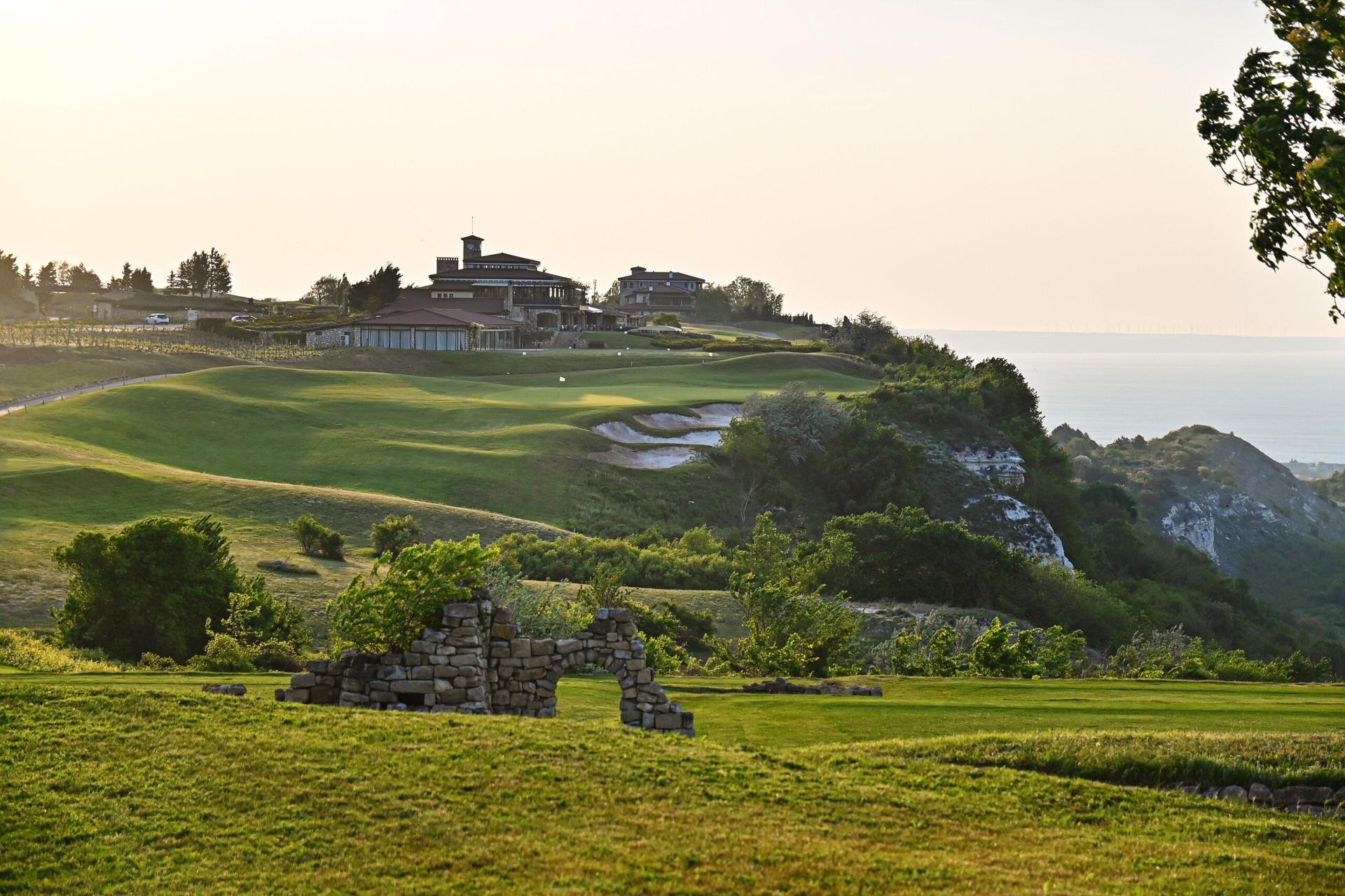 Panoramic view of a well maintained fairway with cliff views