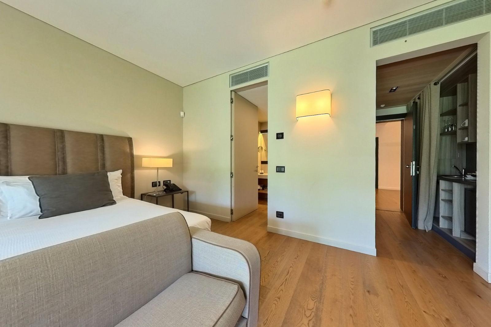 Double bed suite with a bathroom at Bogogno Golf Resort