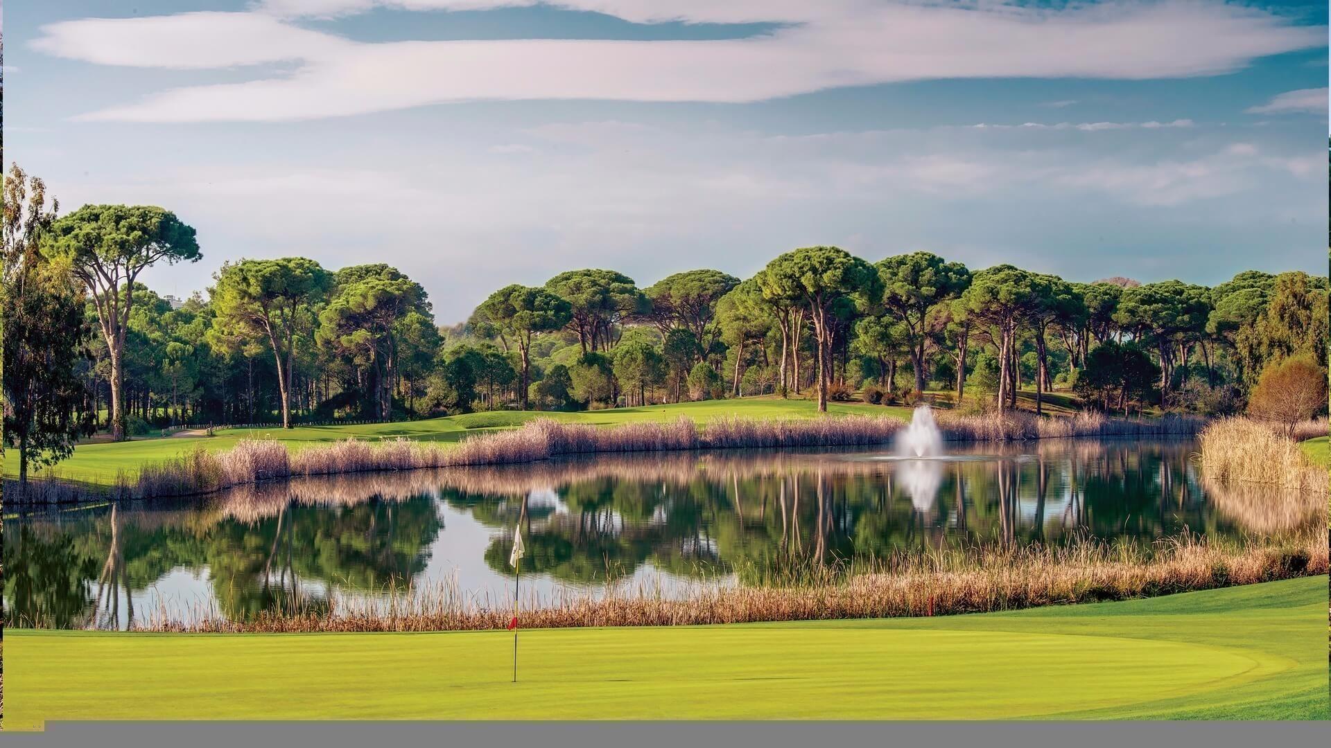 A smooth green next to a water hazard
