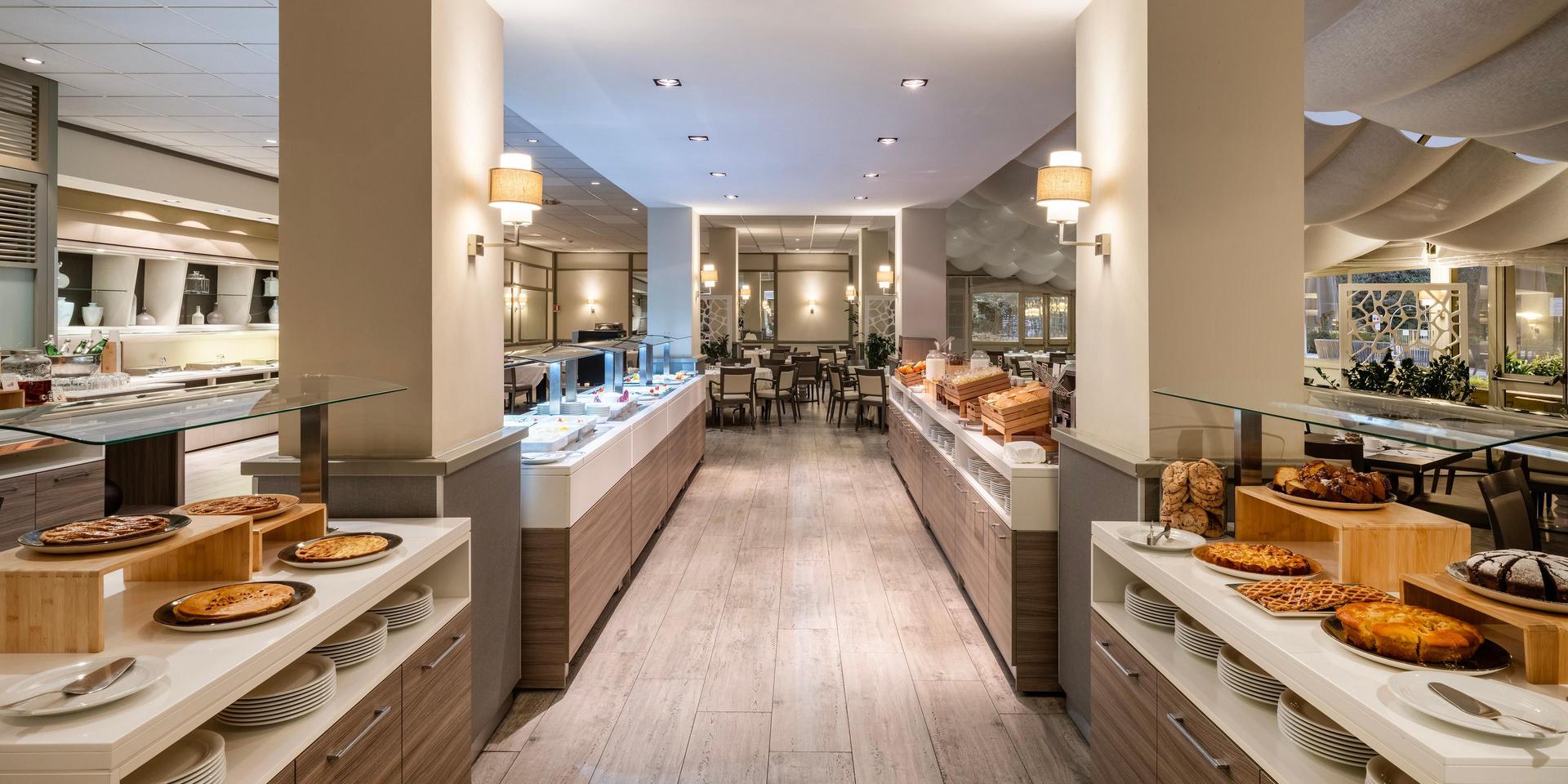 Dining room at Crowne Plaza Rome