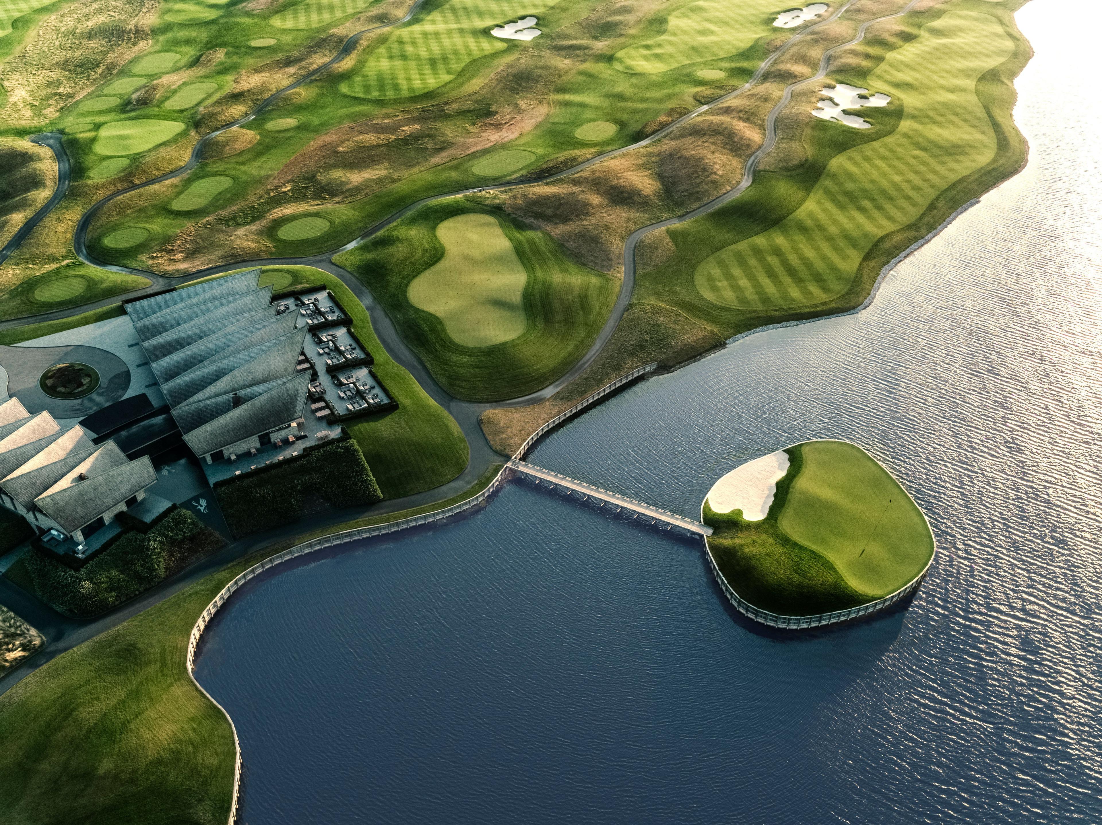 Birdseye view of the Great Northern clubhouse and course
